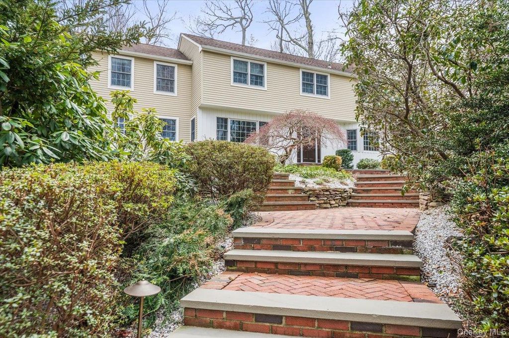 Photo of 4 Springwood Path, Syosset, NY 11791 (MLS # 984684)