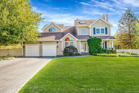 Photo of 2 Max Way, Commack, NY 11725 (MLS # 926014)