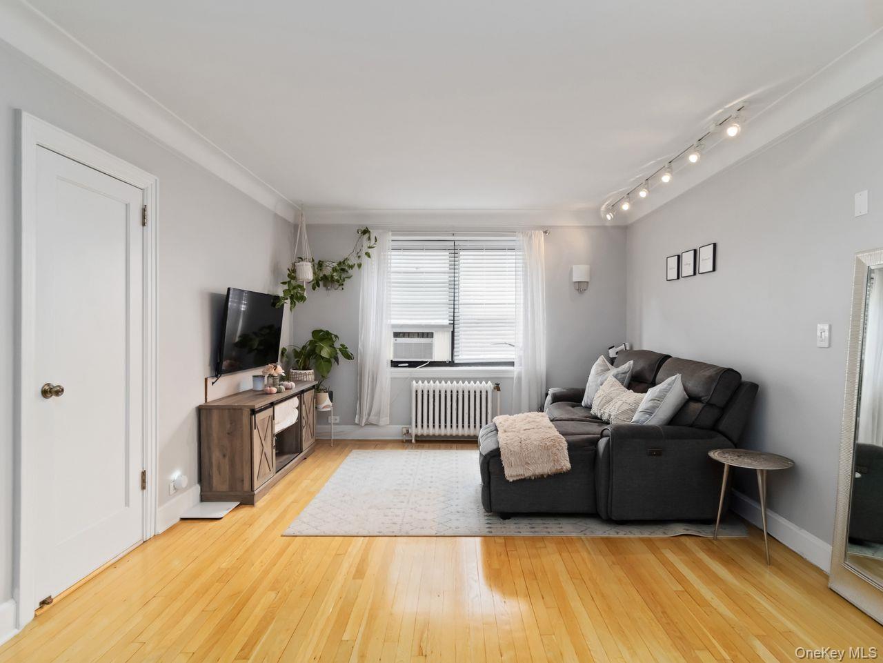 17 N Chatsworth Avenue 1H
