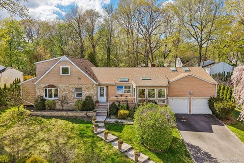 Photo of 130 Wood Hollow Lane, New Rochelle, NY 10804 (MLS # 987981)