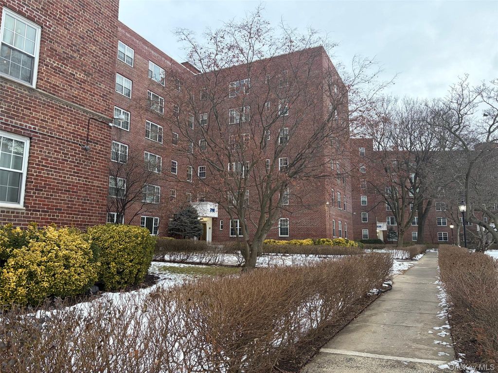 Photo of 210 Pelham Road #5L, New Rochelle, NY 10805 (MLS # 967506)