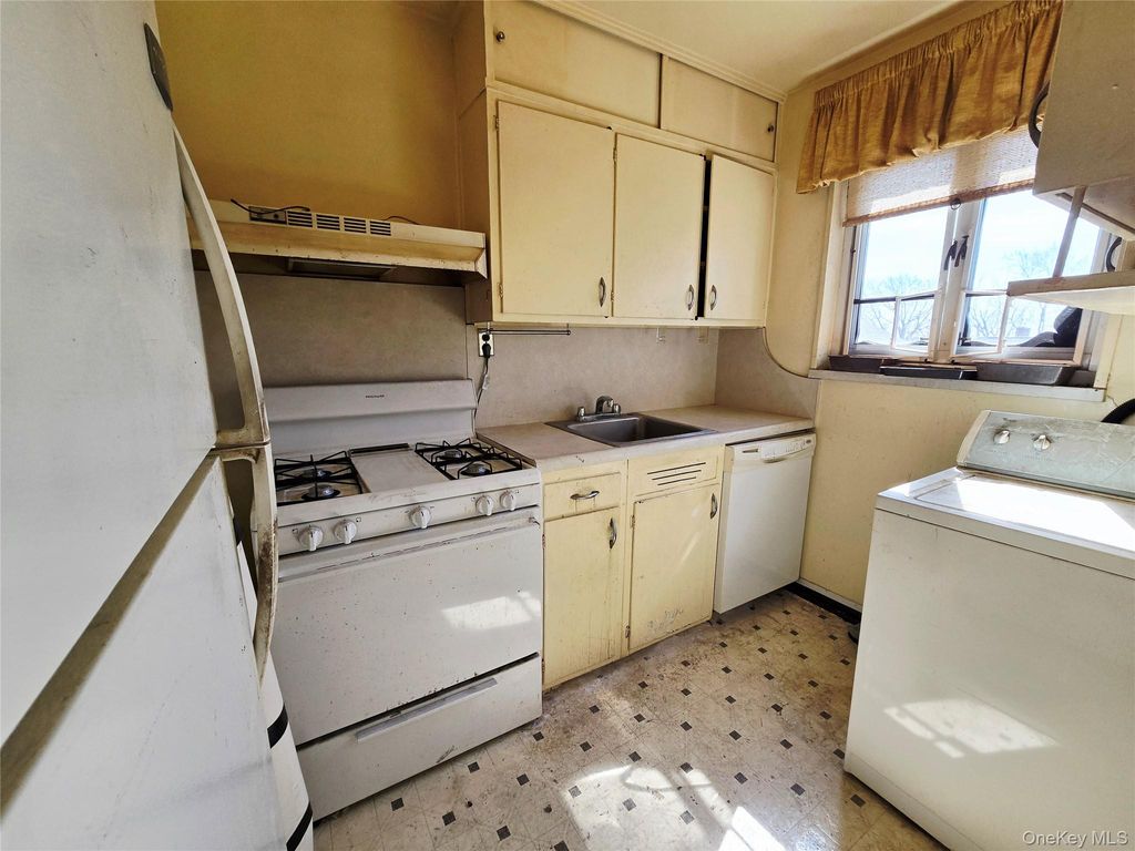 Photo of 22305 Manor Road #226, Queens Village, NY 11427 (MLS # 970136)