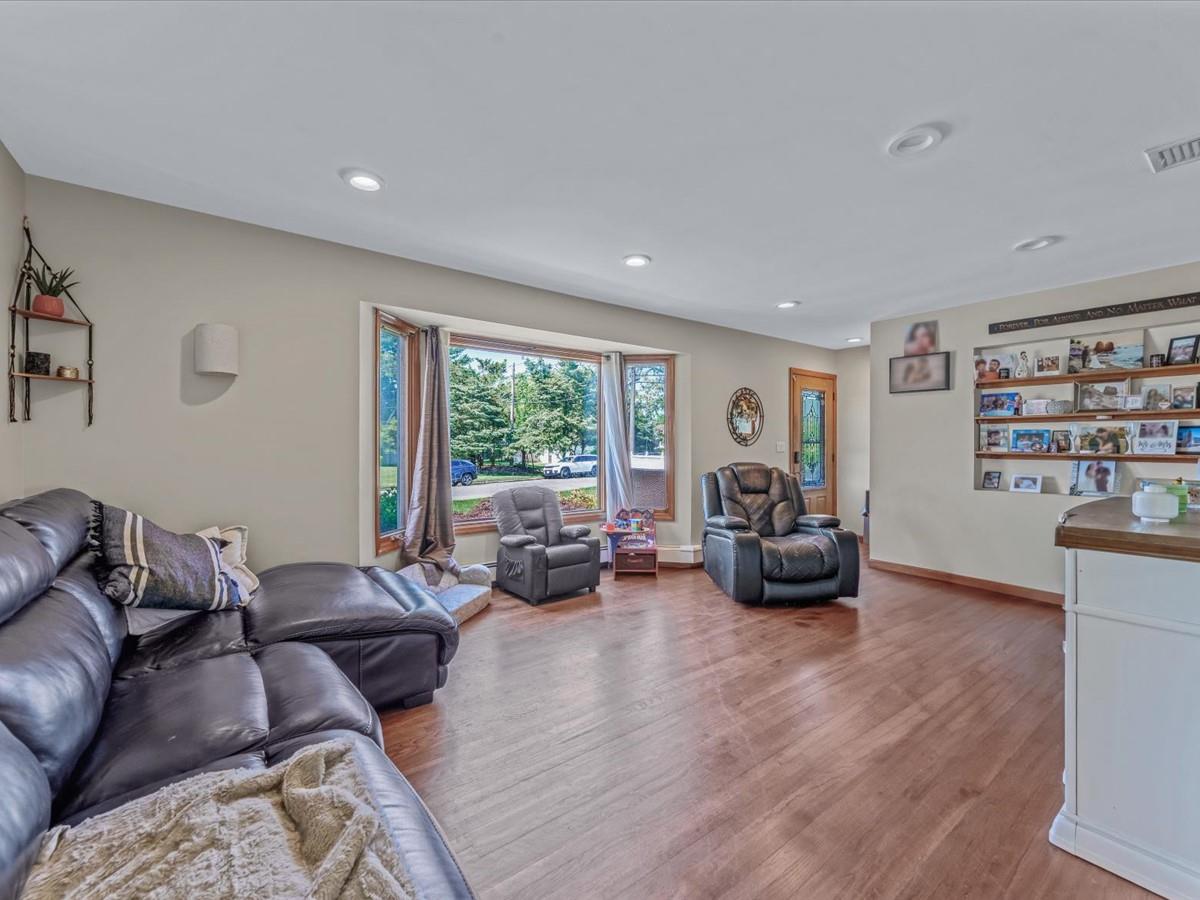 4 Whitebirch Lane, Commack, New York image 3