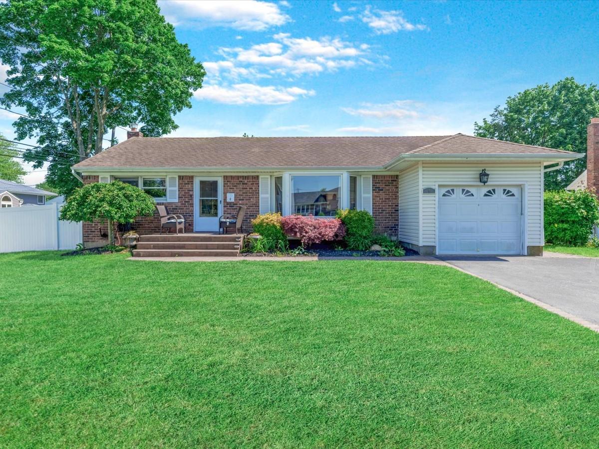 Whitebirch Lane, Commack, Hamptons, NY - 3 Bedrooms  
2 Bathrooms - 