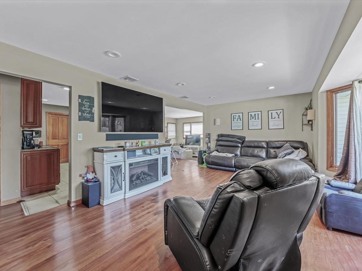 4 Whitebirch Lane, Commack, New York image 2