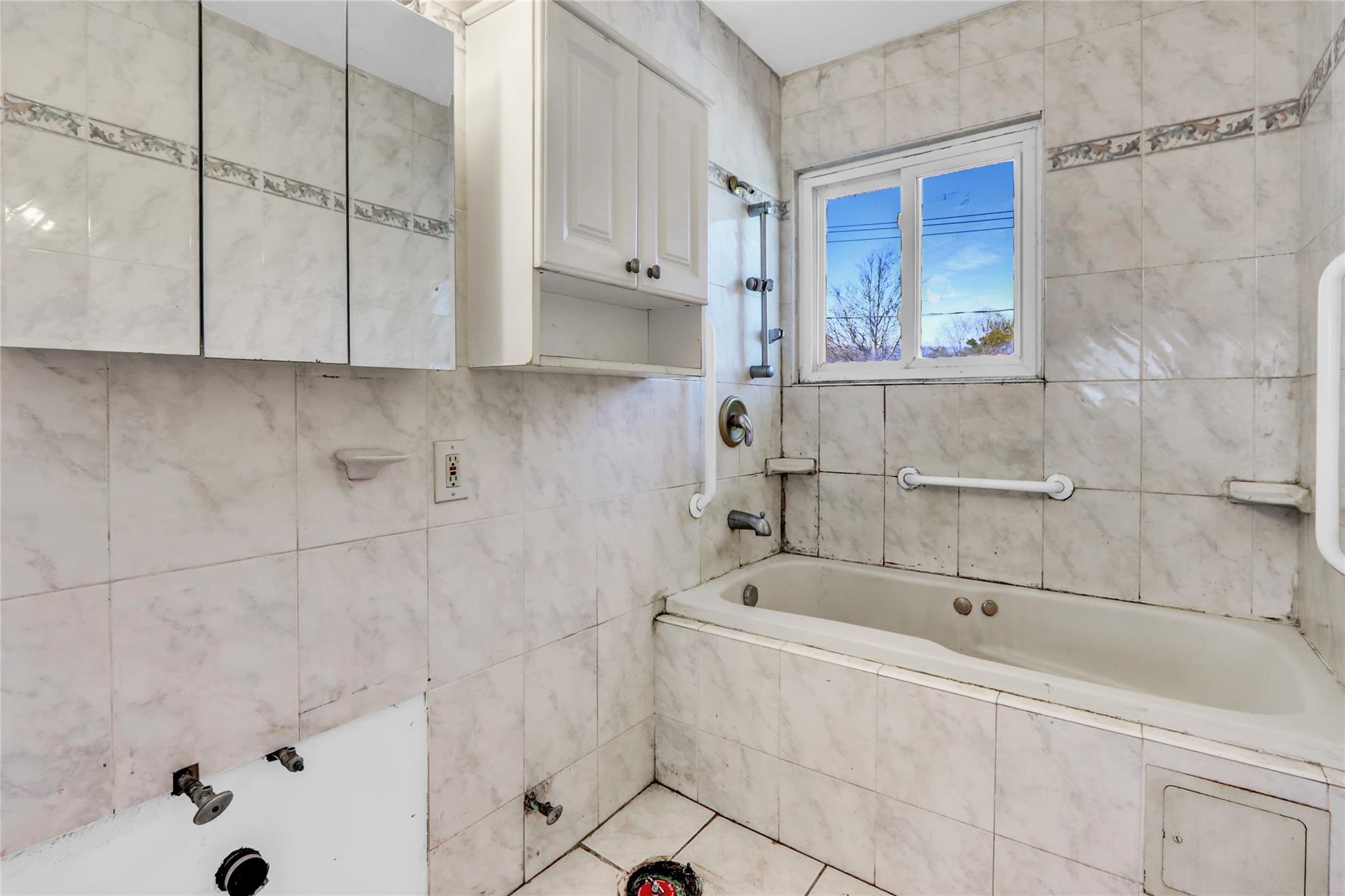 1 Thomas Avenue, Bay Shore, New York image 10