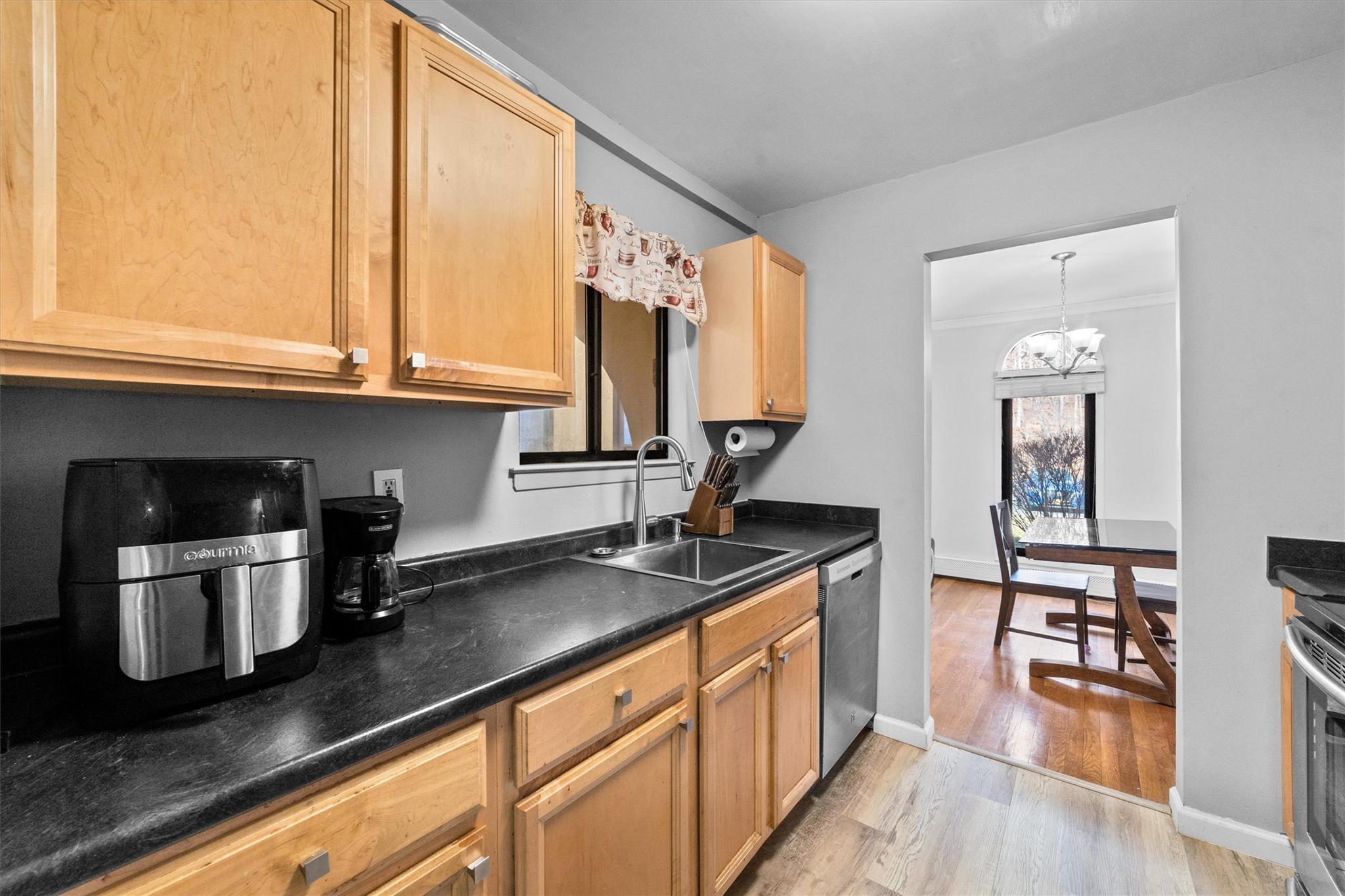 4 Granada Crescent #16, White Plains, New York image 9