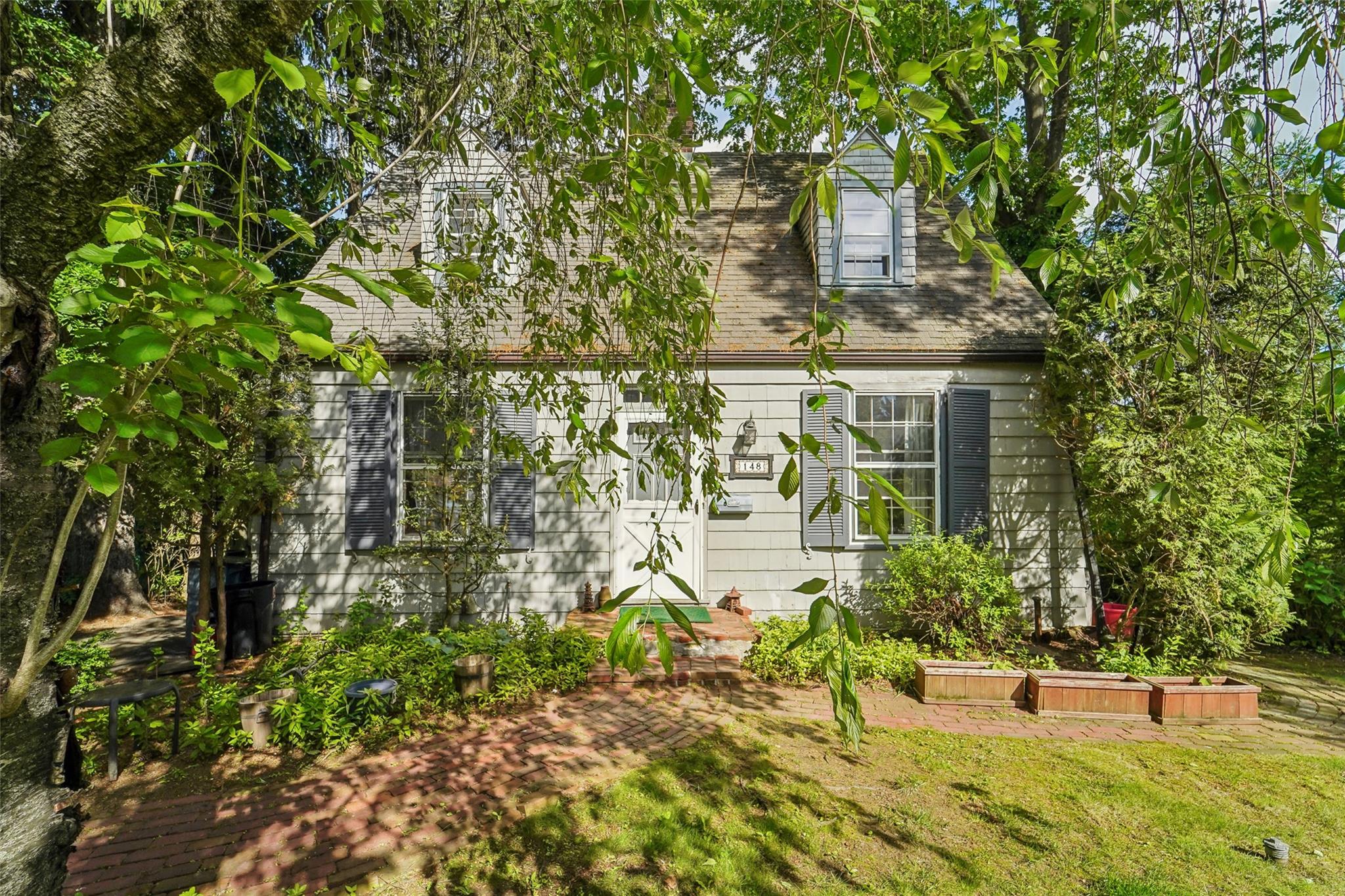 Clarence Road, Scarsdale, New York - 3 Bedrooms  
2 Bathrooms  
6 Rooms - 