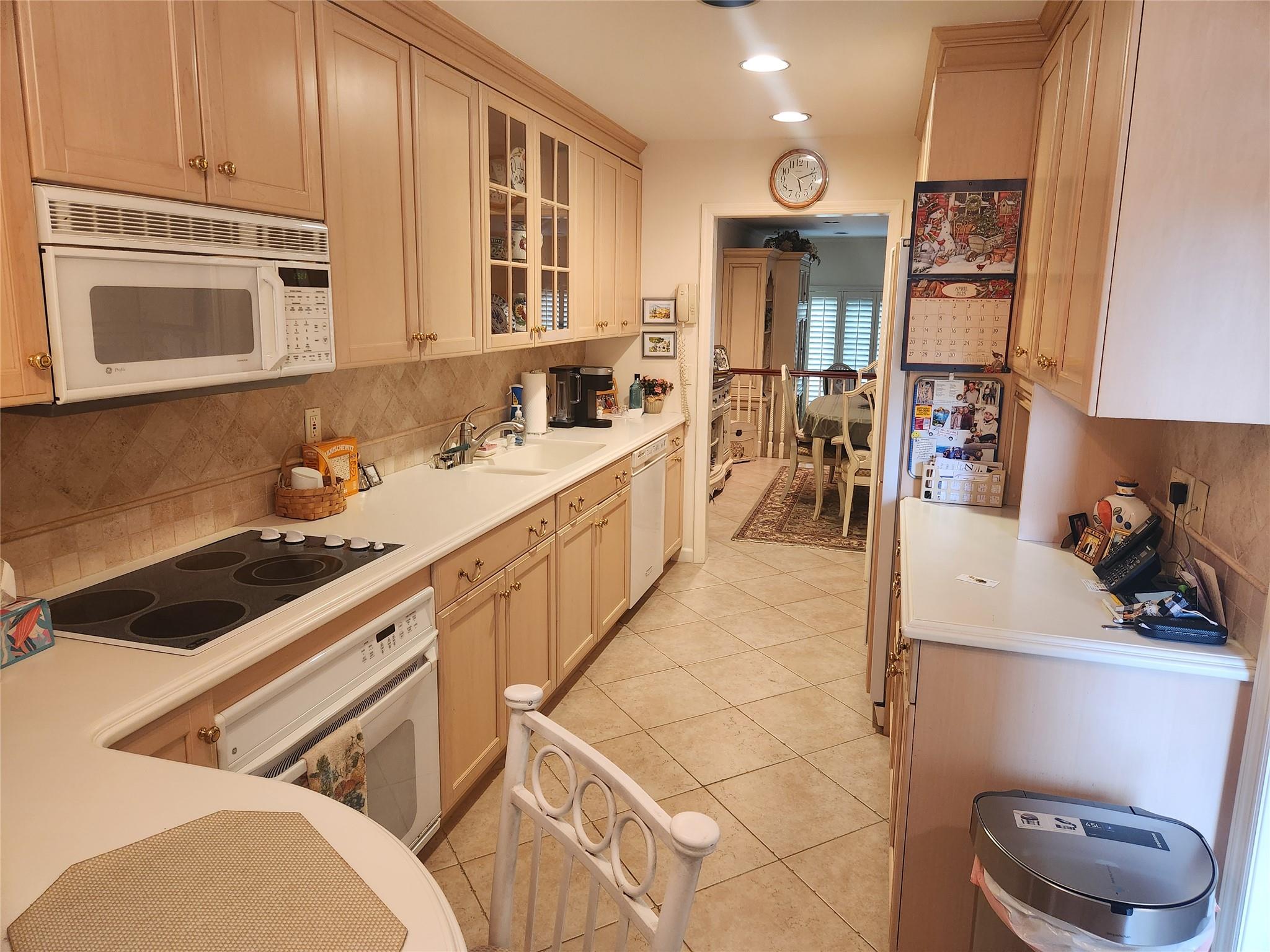 166 Southgate Circle, Massapequa Park, New York image 10