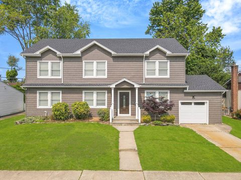 49 Ronni Drive East Meadow NY 11554