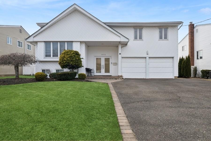 3032 Hewlett Avenue, Merrick, New York image 1