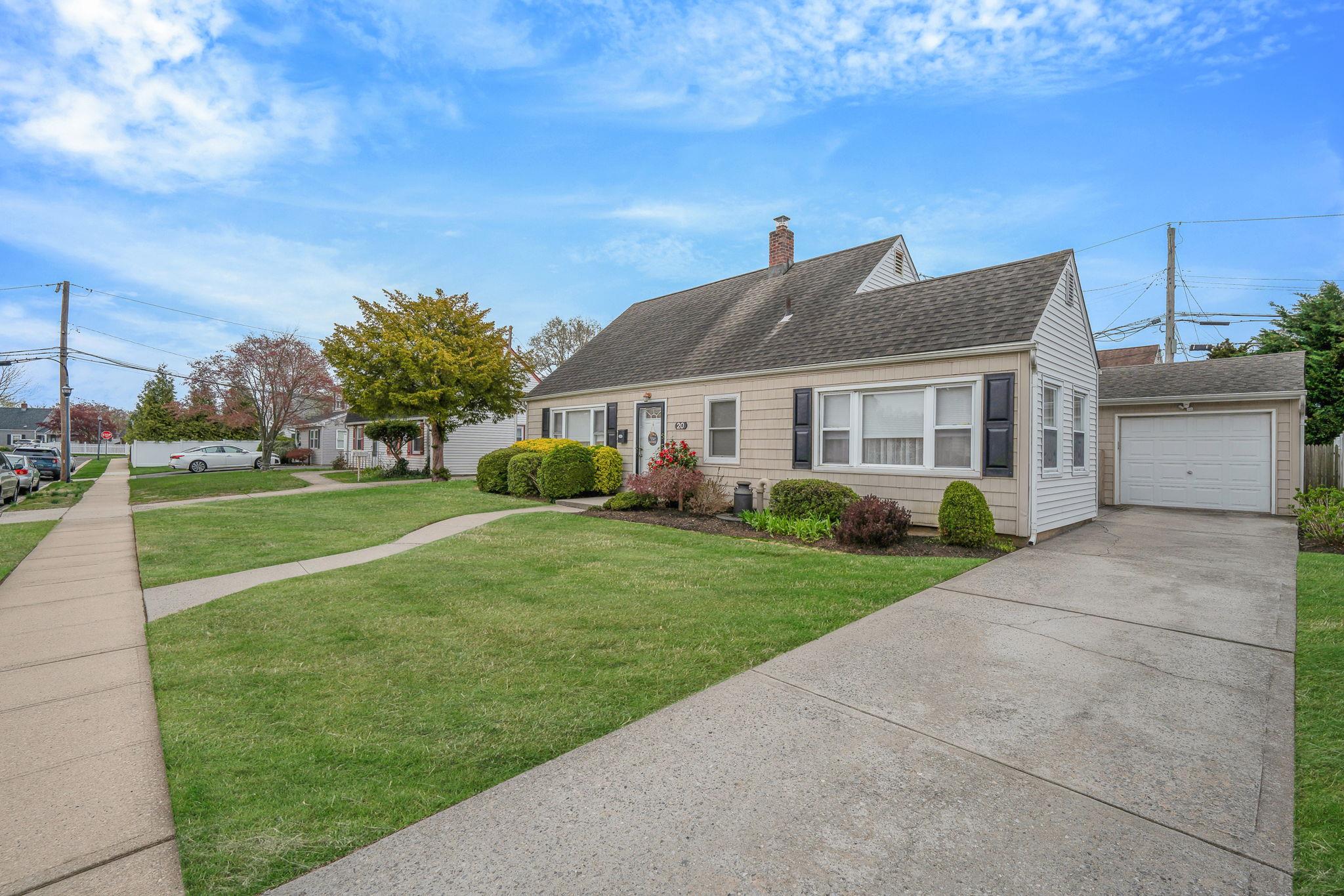 20 Harbor Lane, Levittown, New York image 3