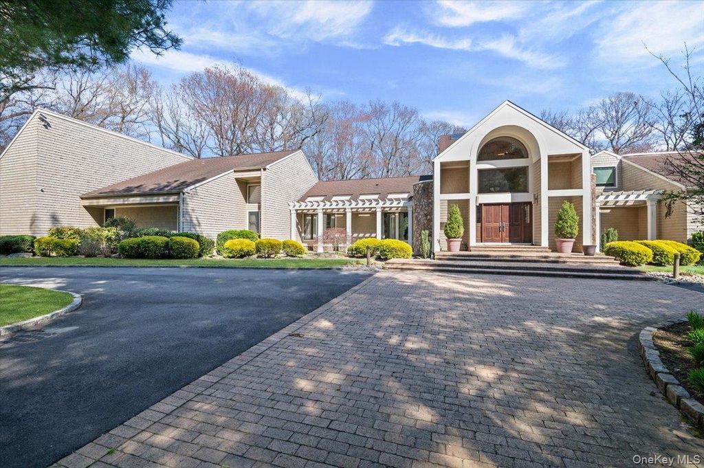 Photo of 45 Coves Run, Syosset, NY 11791 (MLS # 988558)