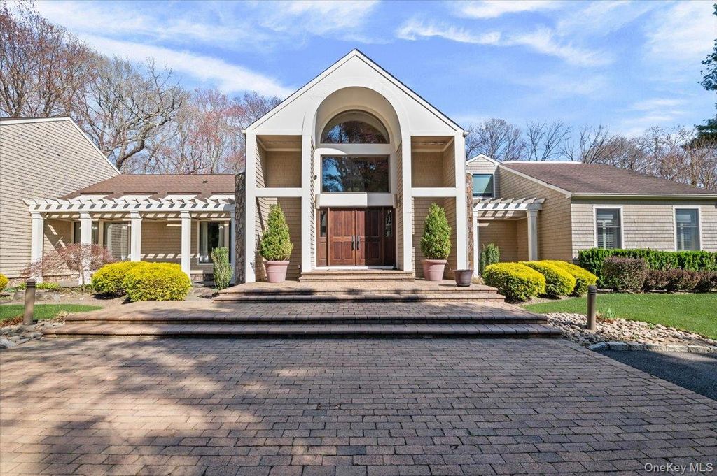 Photo of 45 Coves Run, Syosset, NY 11791 (MLS # 988558)