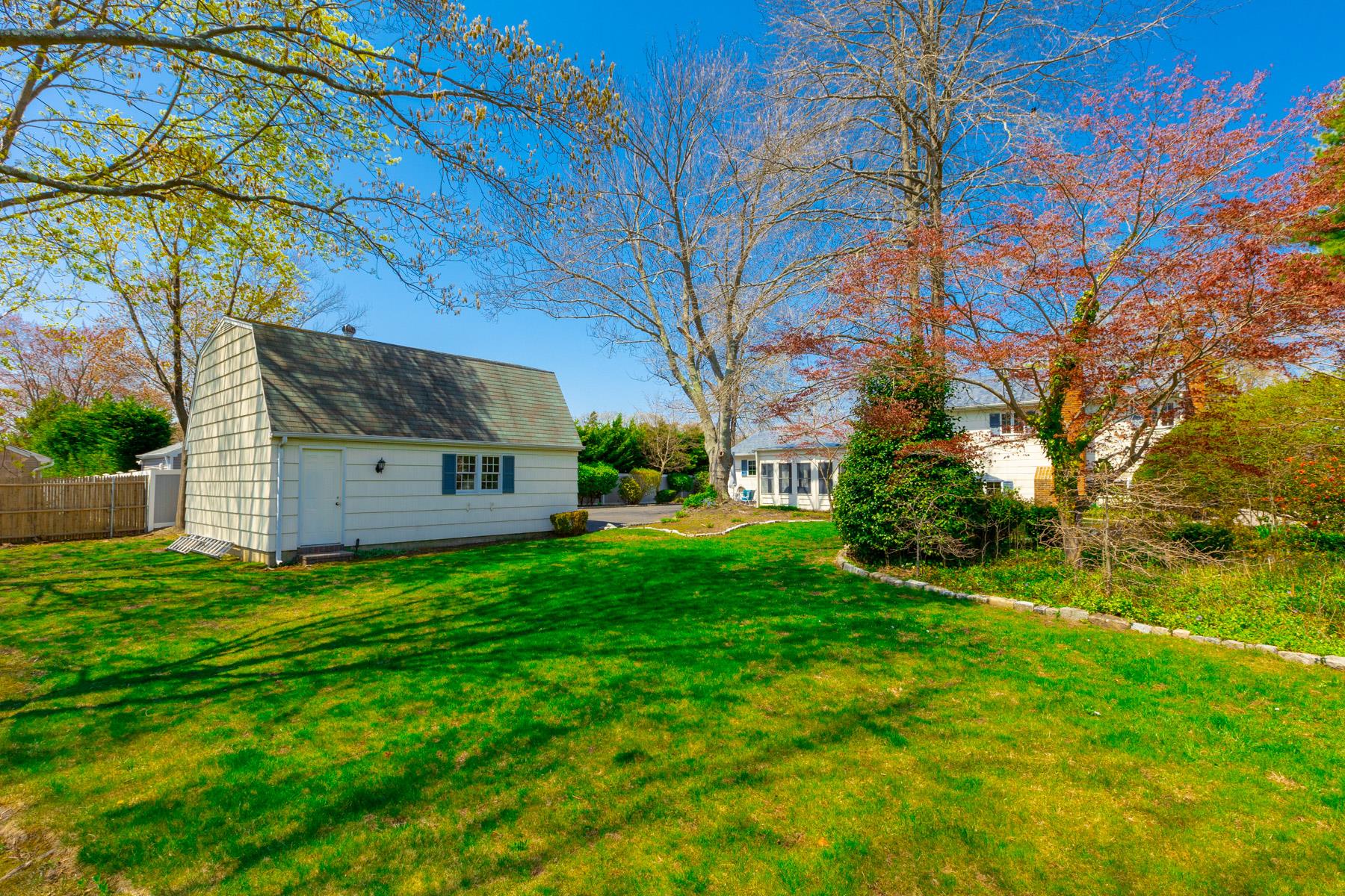 8 Flower Hill Lane, Bay Shore, New York image 20