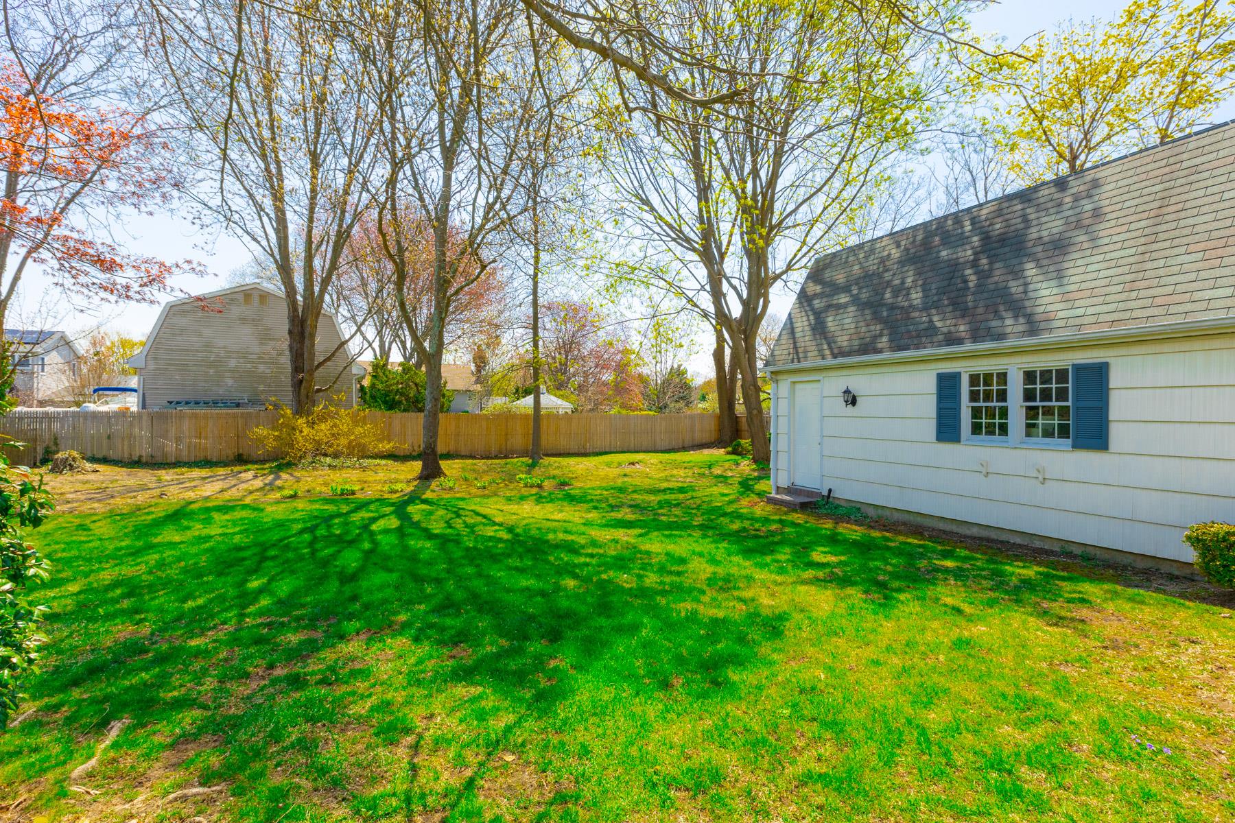 8 Flower Hill Lane, Bay Shore, New York image 19