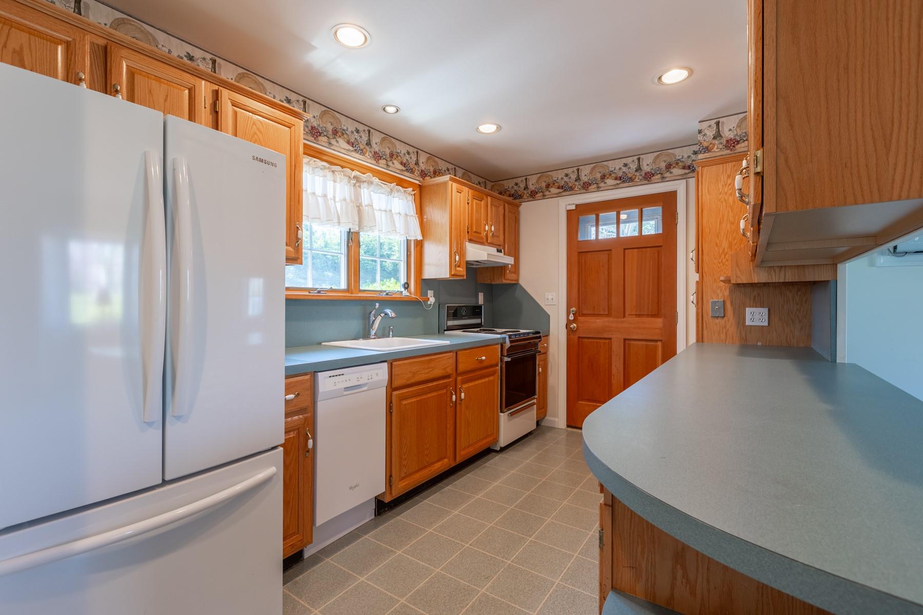 8 Flower Hill Lane, Bay Shore, New York image 7