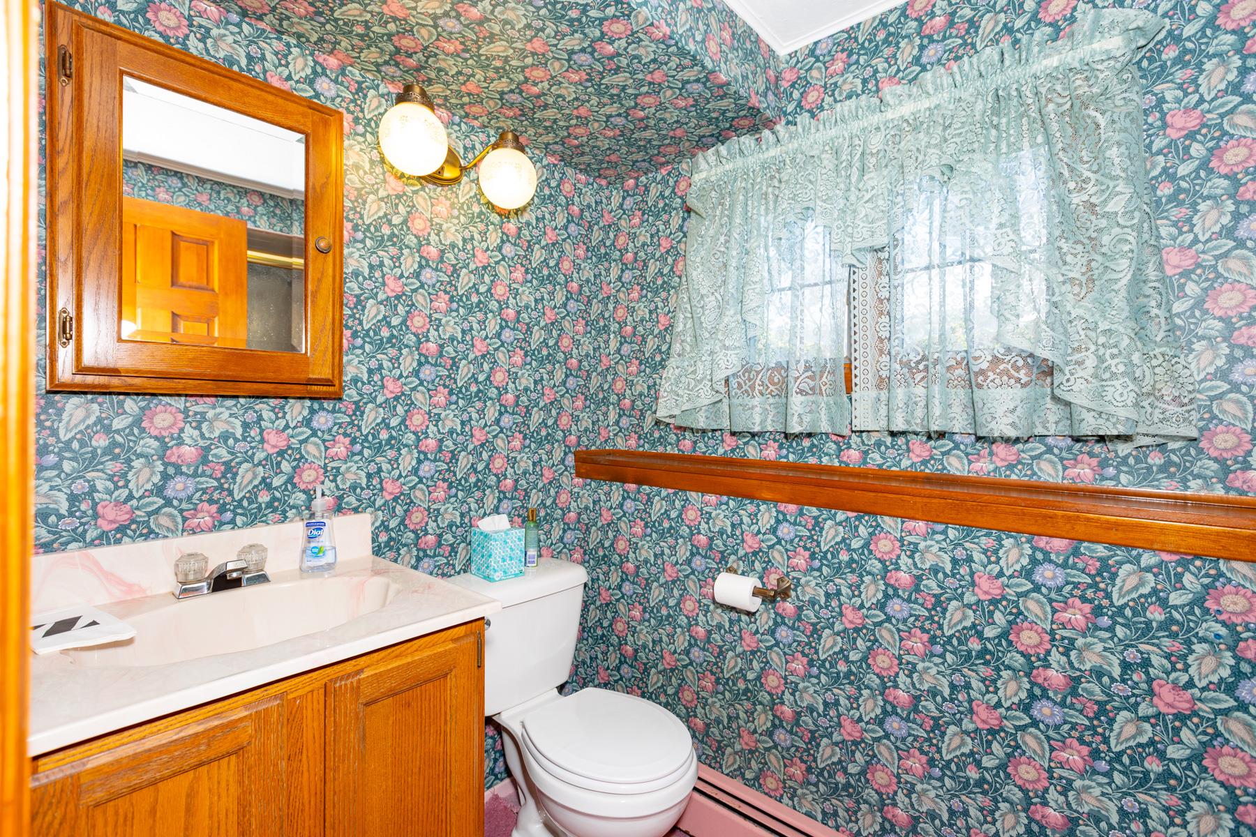 8 Flower Hill Lane, Bay Shore, New York image 15