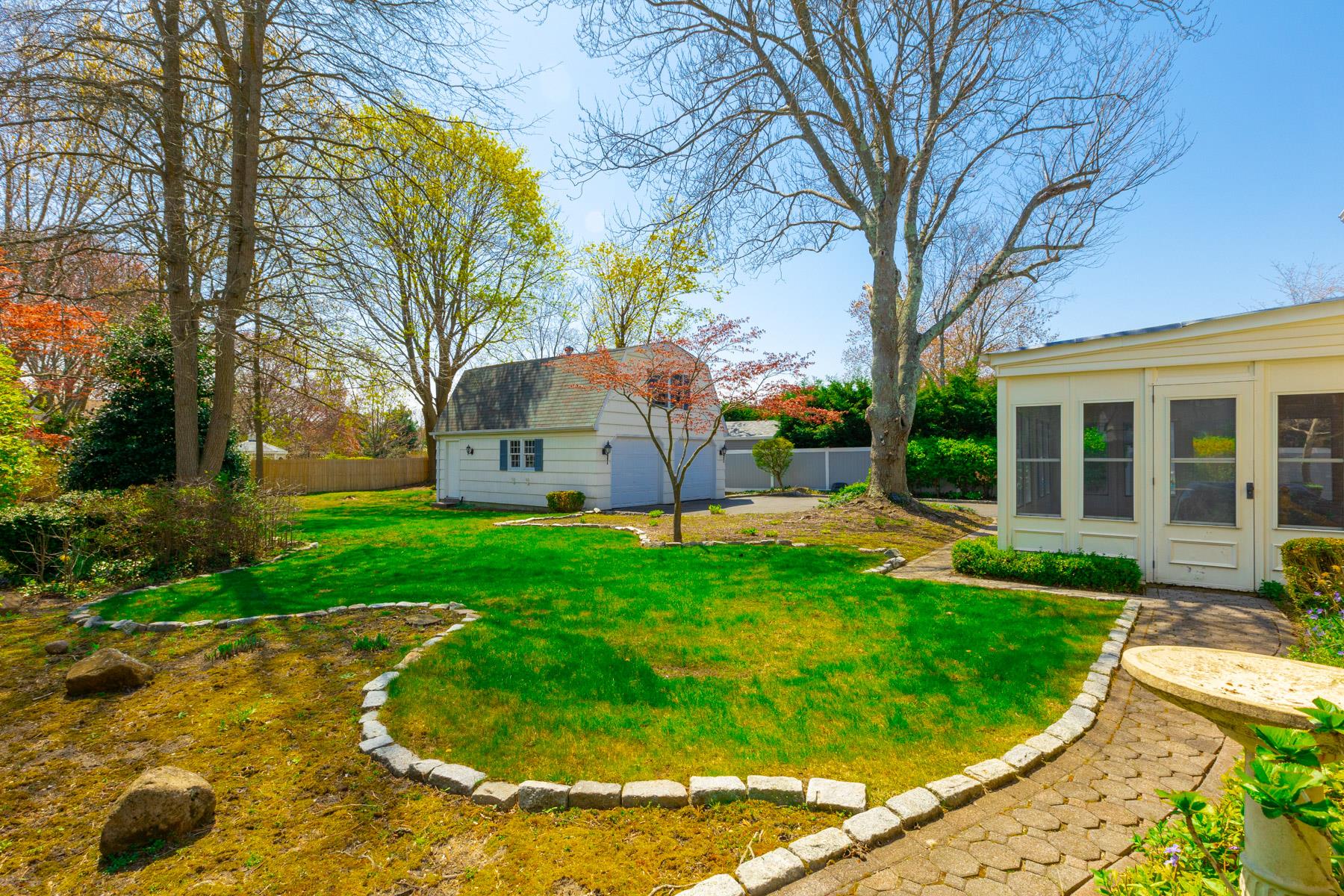 8 Flower Hill Lane, Bay Shore, New York image 18