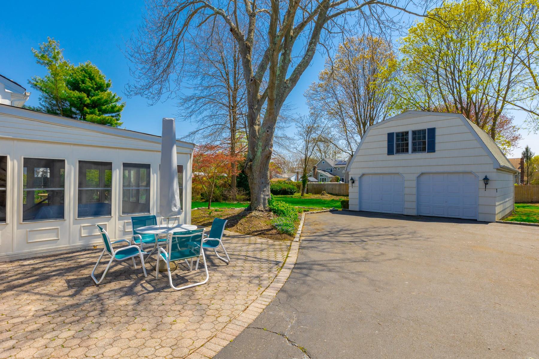 8 Flower Hill Lane, Bay Shore, New York image 16