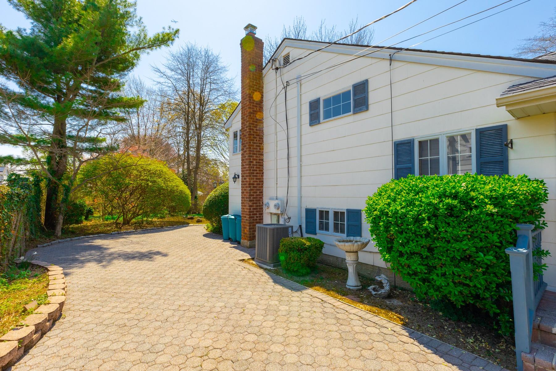 8 Flower Hill Lane, Bay Shore, New York image 17
