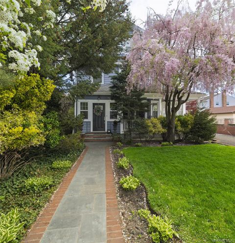 Photo of 75 Lee Avenue, Rockville Centre, NY 11570 (MLS # 987309)