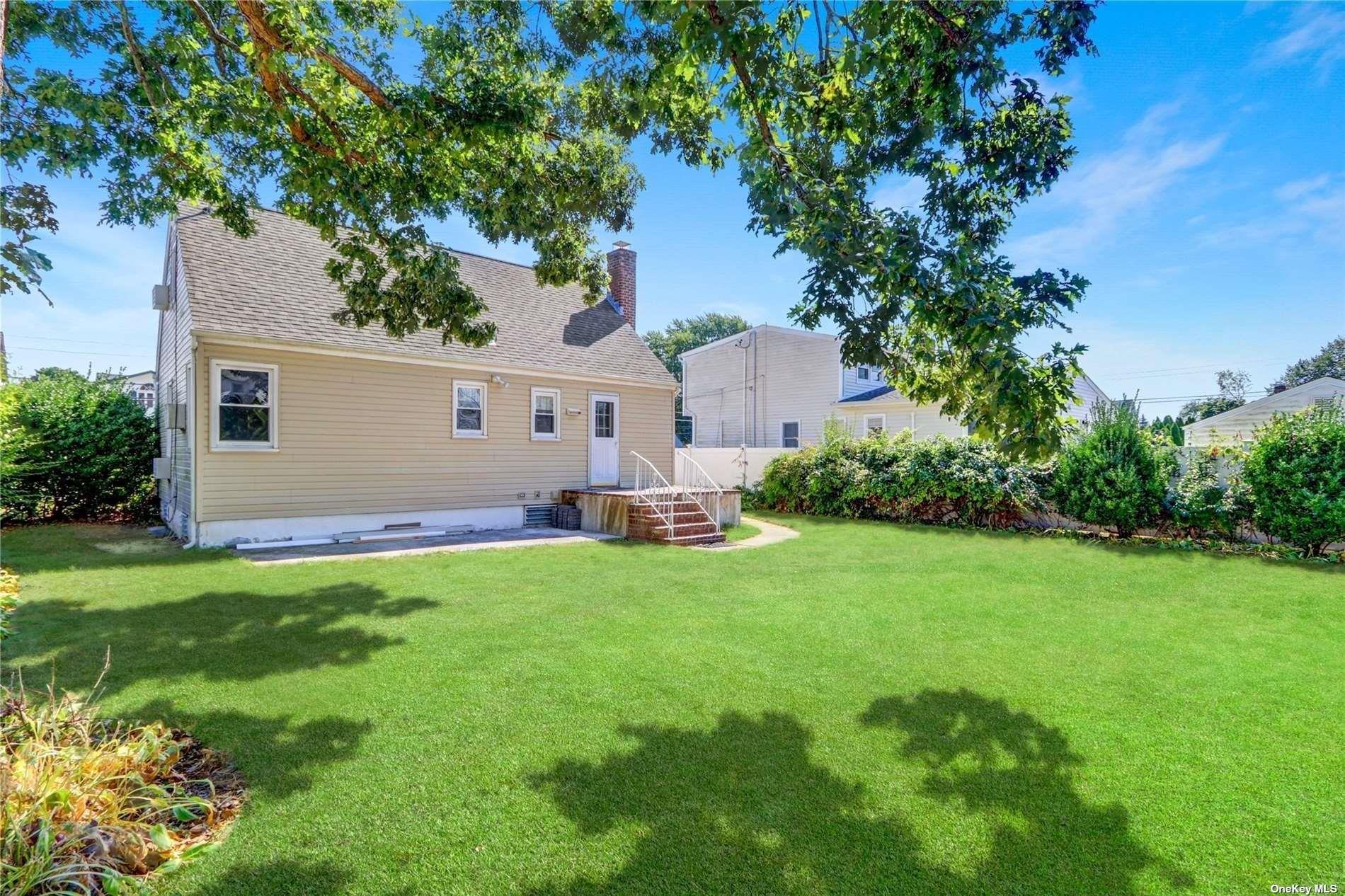 4 West Court, Bethpage, New York image 4