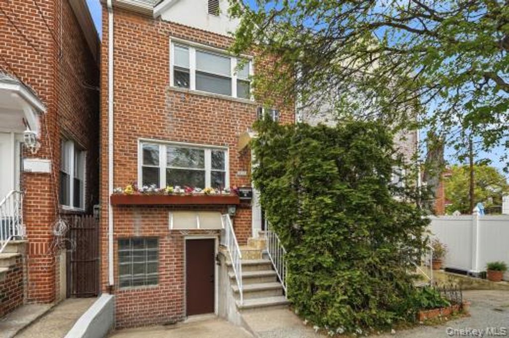 Photo of 3001 Zulette Avenue, Bronx, NY 10461 (MLS # 993125)