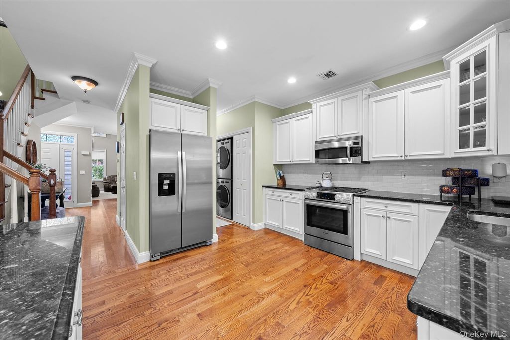 Photo of 8 Eagle Circle, Bohemia, NY 11716 (MLS # 926778)
