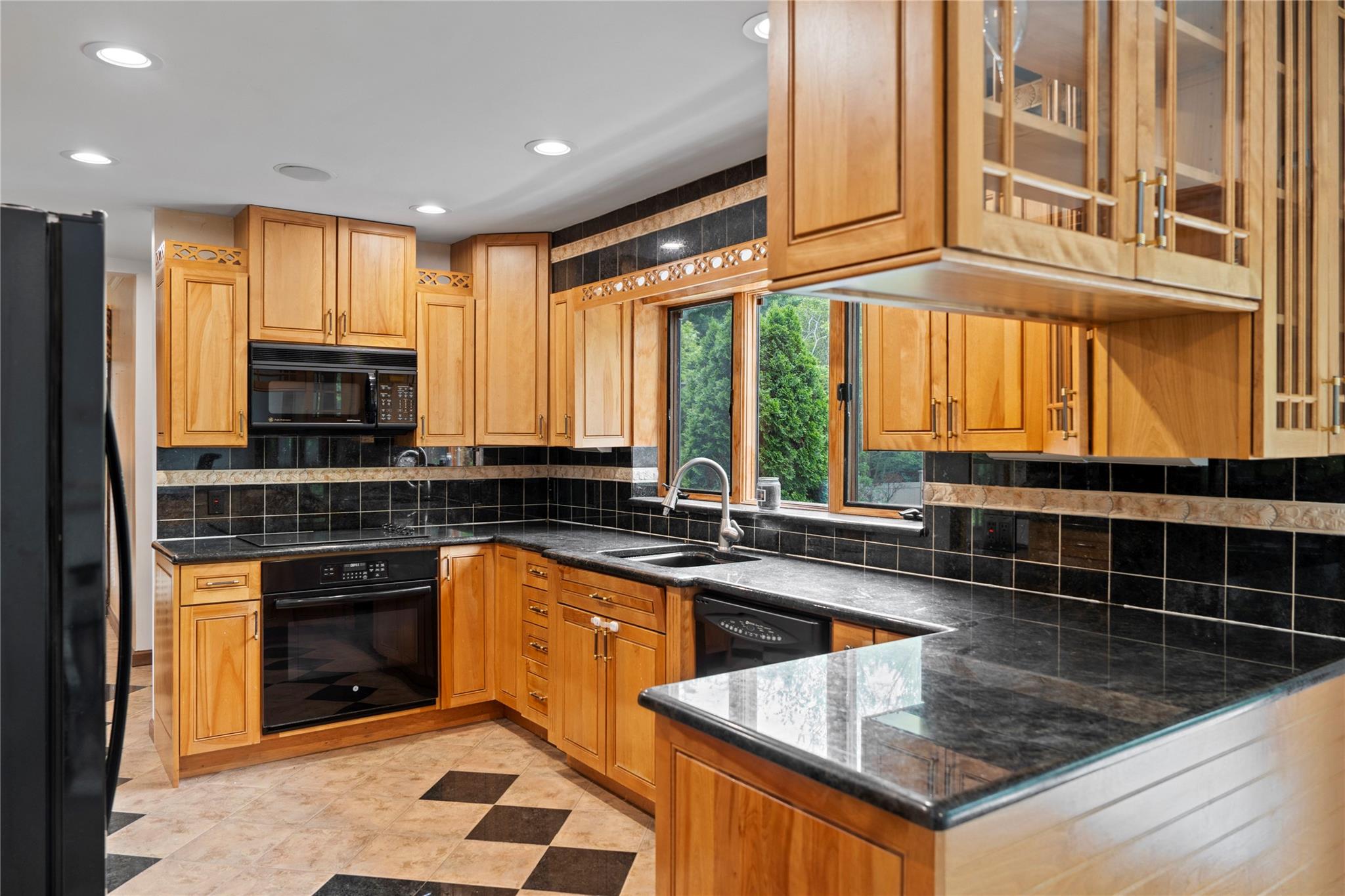 16 Eastland Drive, Glen Cove, New York image 9