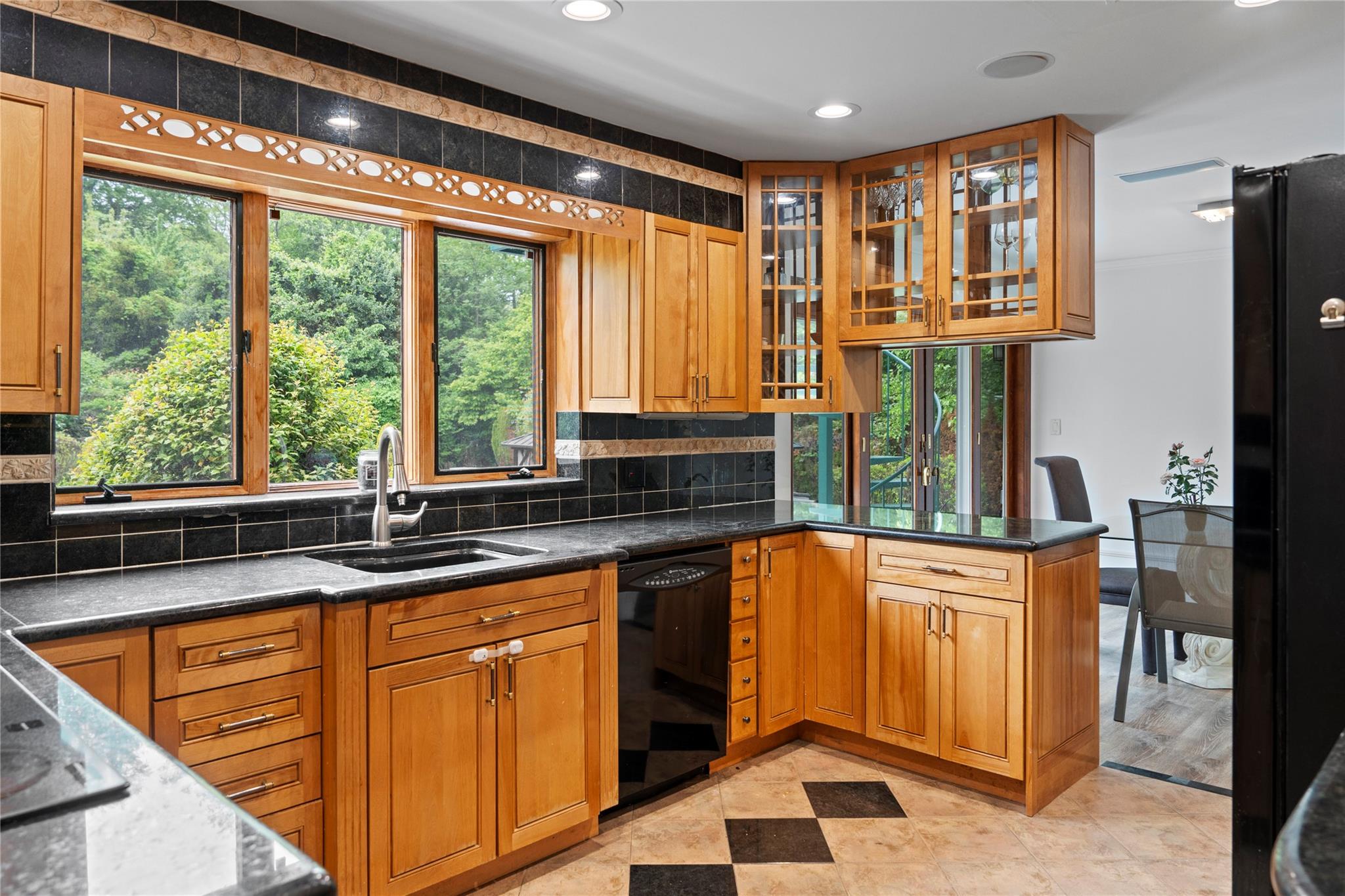 16 Eastland Drive, Glen Cove, New York image 10