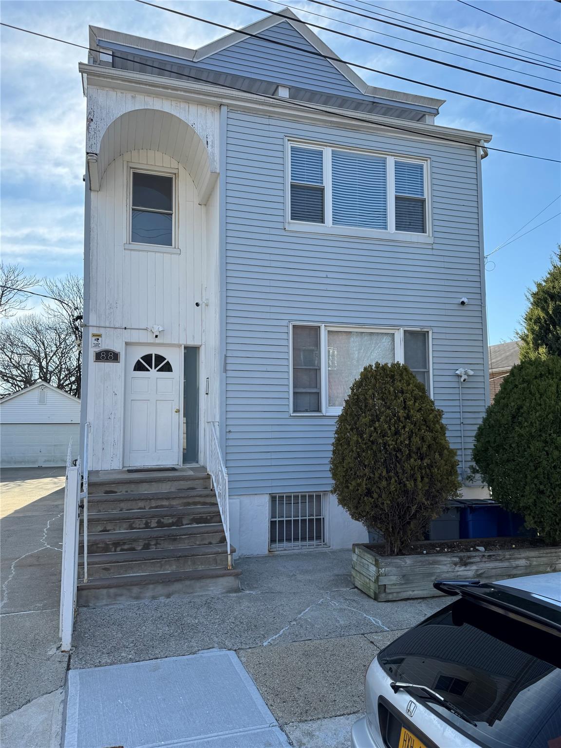 Rental Property at Smart Avenue, Yonkers, New York - Bedrooms: 3 
Bathrooms: 2 
Rooms: 7  - $3,850 MO.