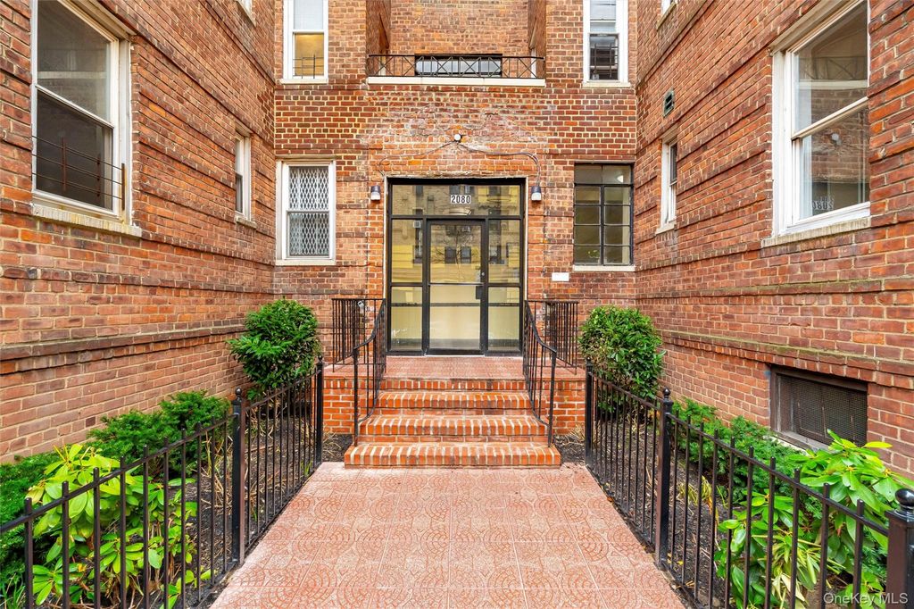 Photo of 2080 Barnes Avenue #4A, Bronx, NY 10462 (MLS # 949936)