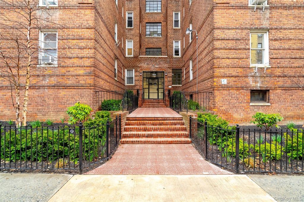 Photo of 2080 Barnes Avenue #4A, Bronx, NY 10462 (MLS # 949936)