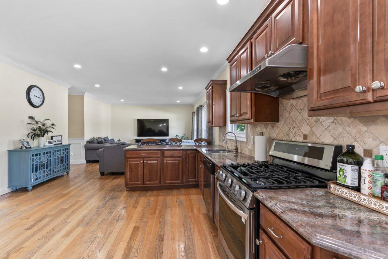 16 Terry Lane, Plainview, New York image 5