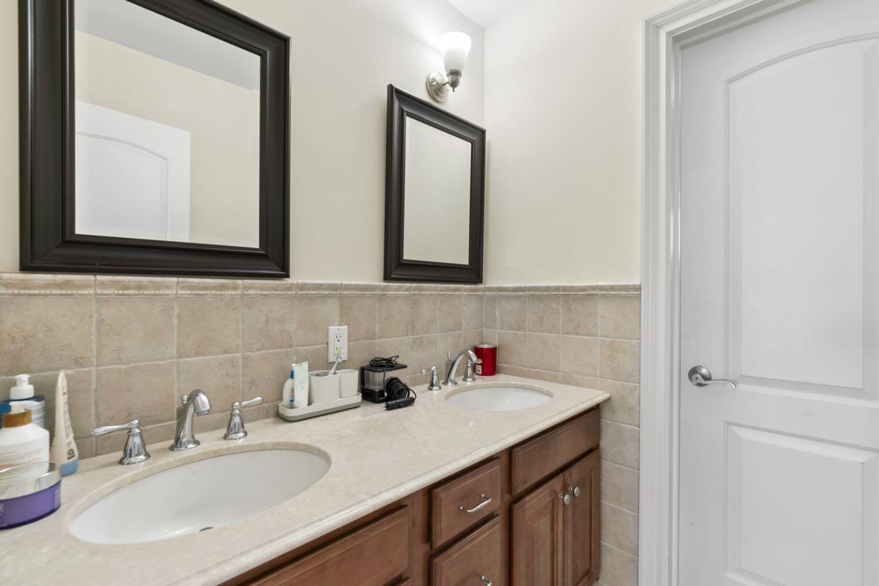 16 Terry Lane, Plainview, New York image 25