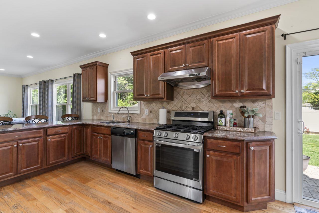 16 Terry Lane, Plainview, New York image 3
