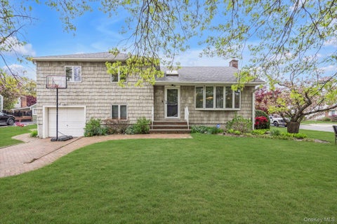 Homes For Sale - 39 Warwick Place<br/> Port Washington, NY 11050