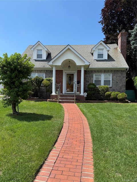 Multifamily For Rent - 19 Aberdeen Road<br/> Nassau County, New Hyde Park, NY 11040