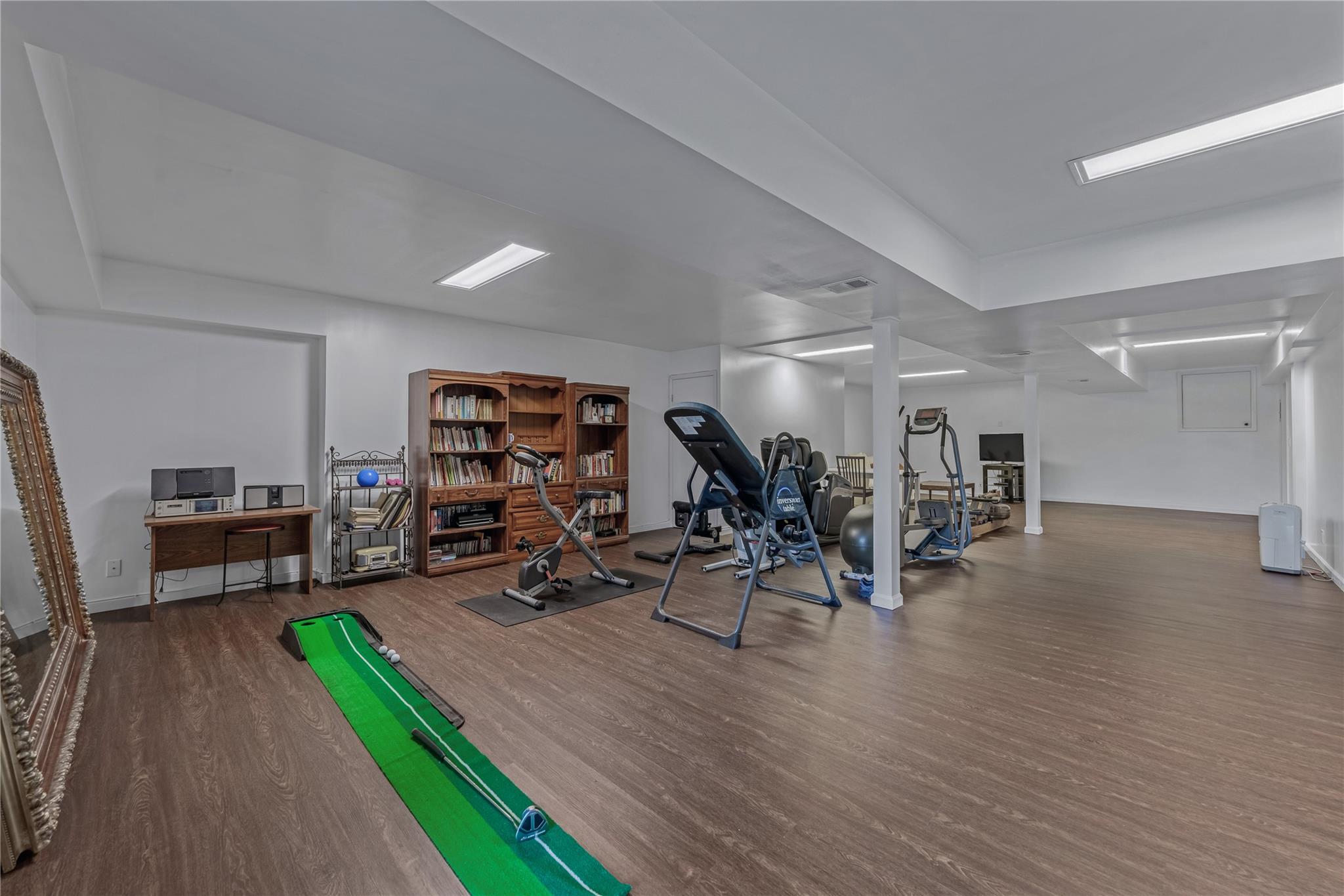 291 Starling Court, Manhasset, New York image 30