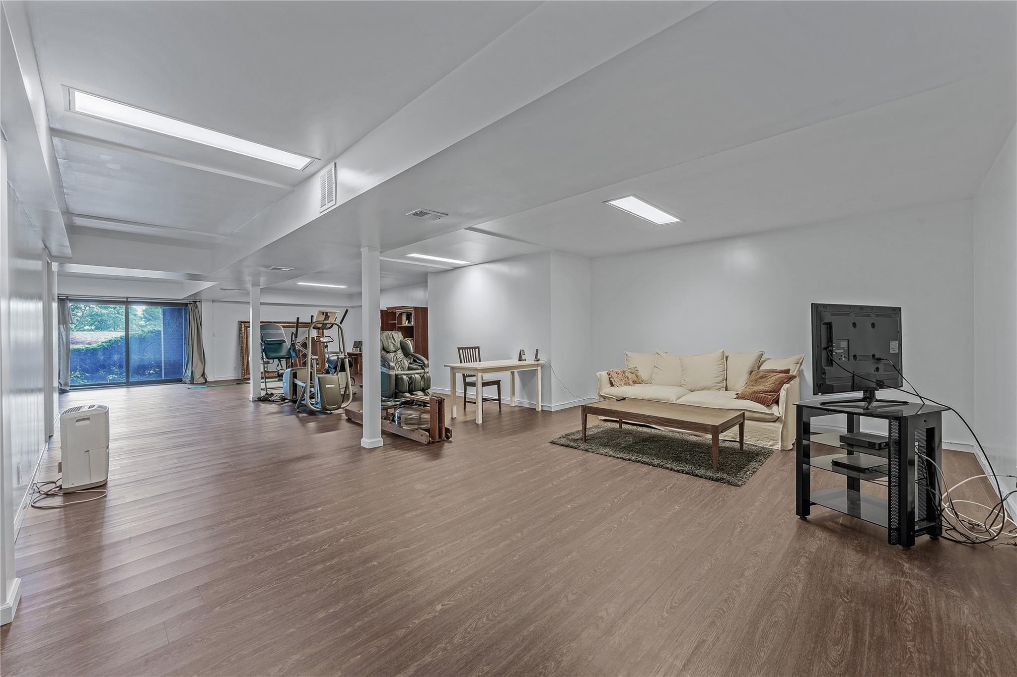 291 Starling Court, Manhasset, New York image 29
