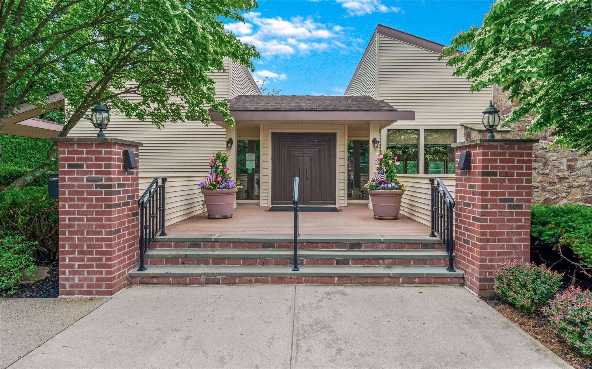 291 Starling Court, Manhasset, New York image 37