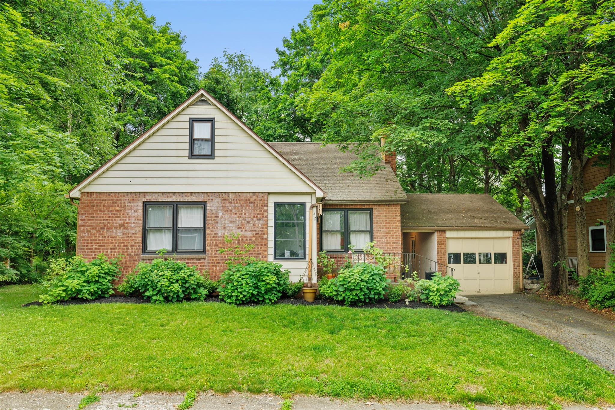 Center Street, New Paltz, New York - 3 Bedrooms  
2 Bathrooms  
6 Rooms - 