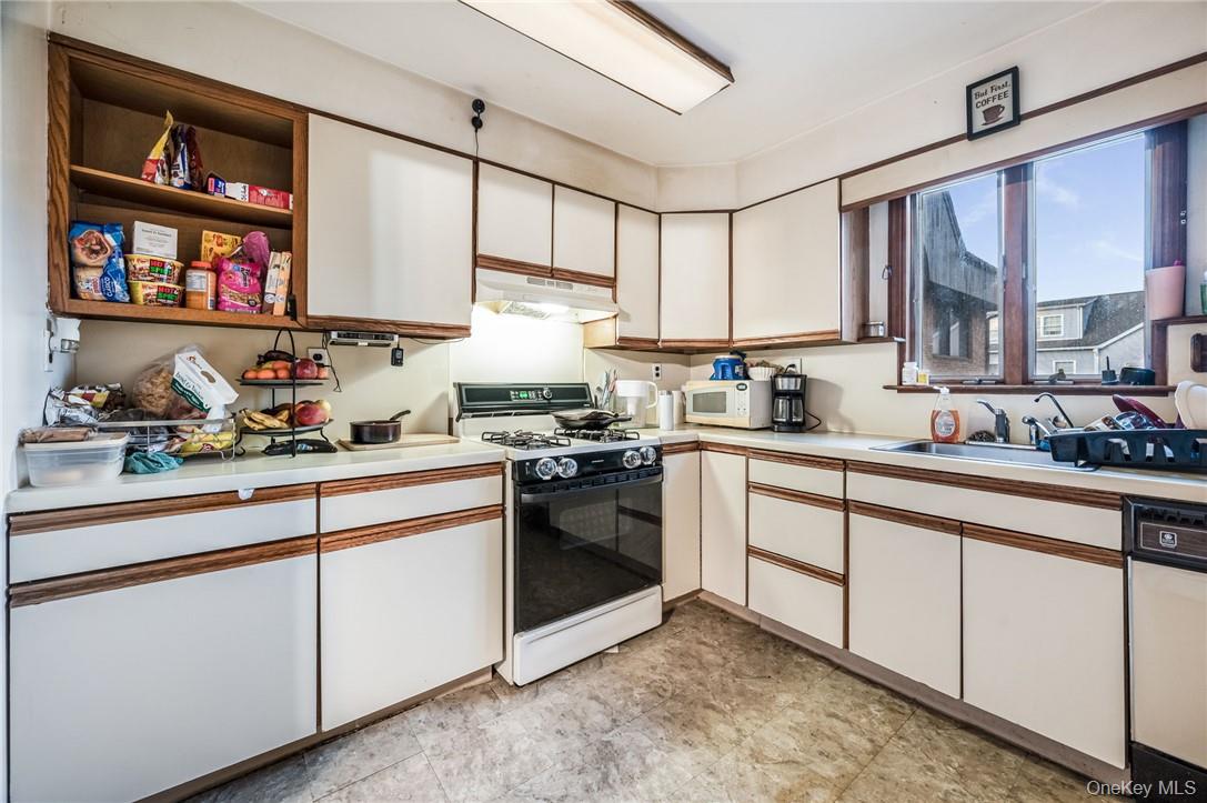 Thornwood, New York 10594, United States, 3 Bedrooms Bedrooms, ,2 BathroomsBathrooms,Residential,Active,15893