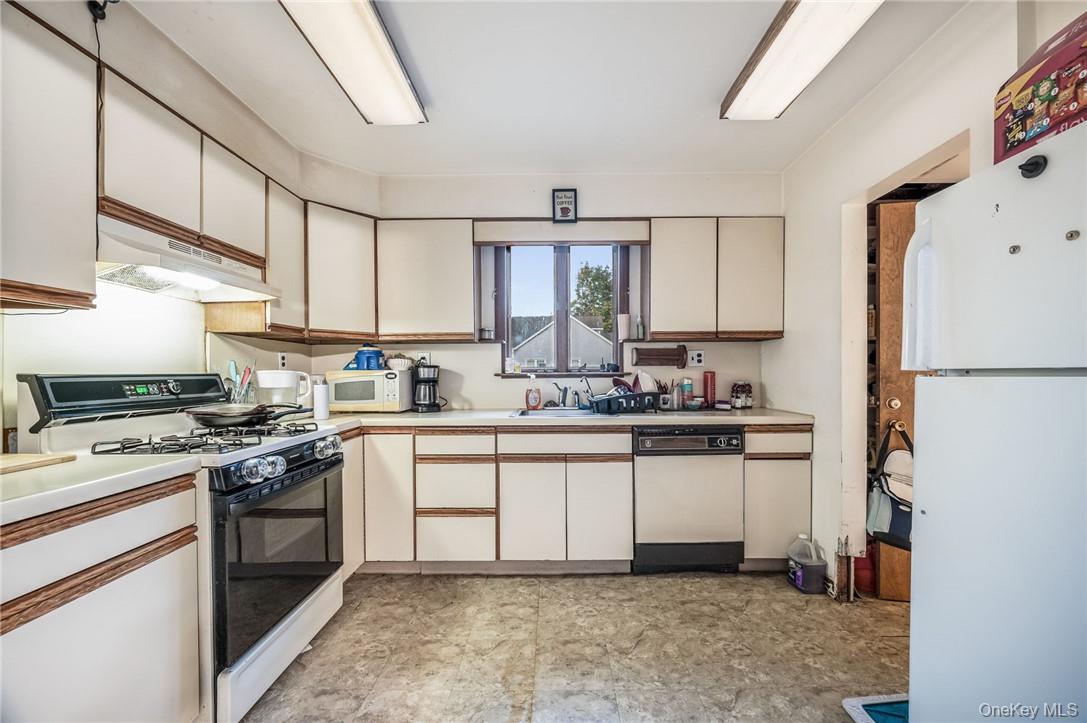 Thornwood, New York 10594, United States, 3 Bedrooms Bedrooms, ,2 BathroomsBathrooms,Residential,Active,15893