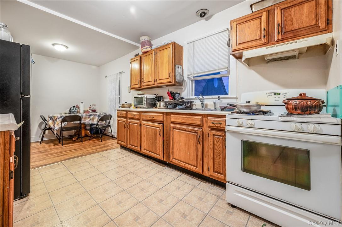 Thornwood, New York 10594, United States, 3 Bedrooms Bedrooms, ,2 BathroomsBathrooms,Residential,Active,15893