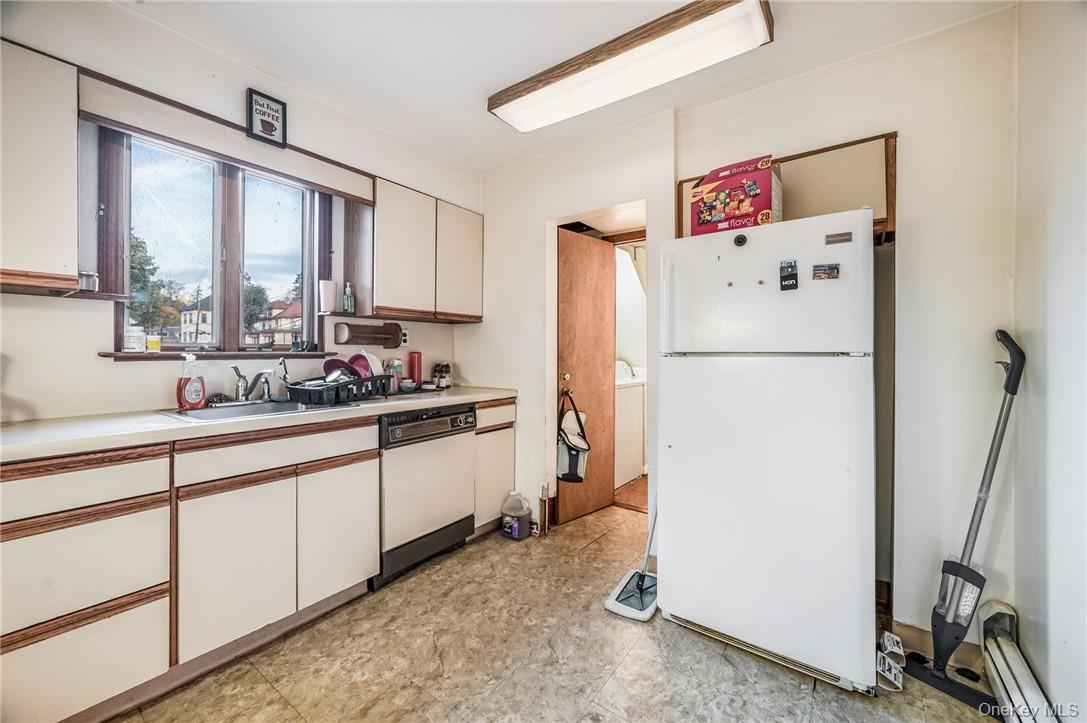 Thornwood, New York 10594, United States, 3 Bedrooms Bedrooms, ,2 BathroomsBathrooms,Residential,Active,15893