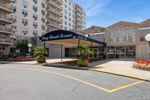 Photo of 450 Shore Road #1F, Long Beach, NY 11561 (MLS # 890969)