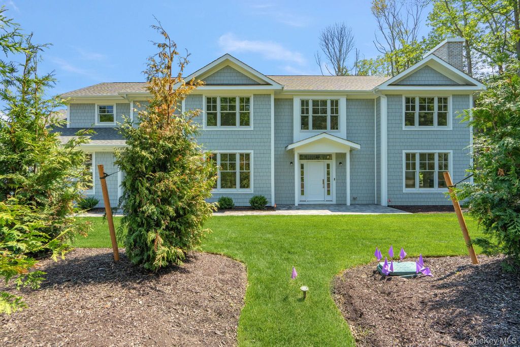 Photo of 48 Plainview Road, Woodbury, NY 11797 (MLS # 910684)
