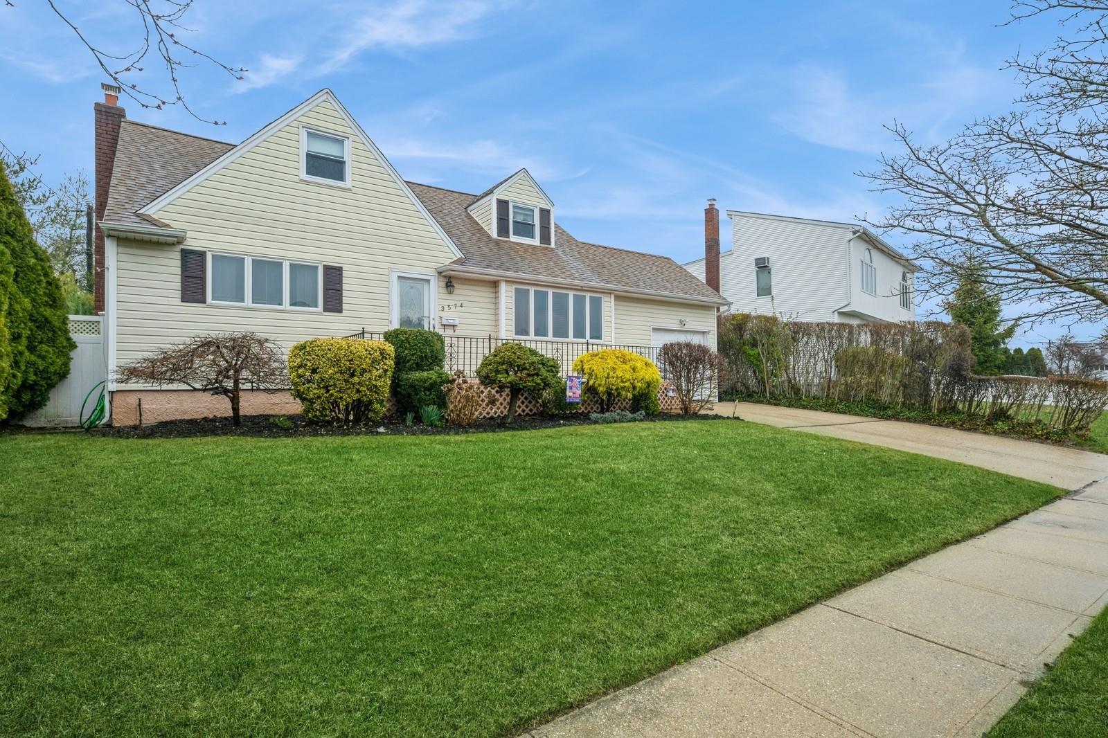 3574 Sarah Drive, Wantagh, New York image 1